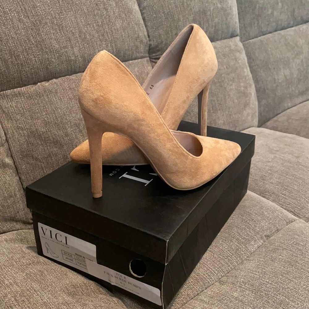 Vici faux suede pumps Size 6.5